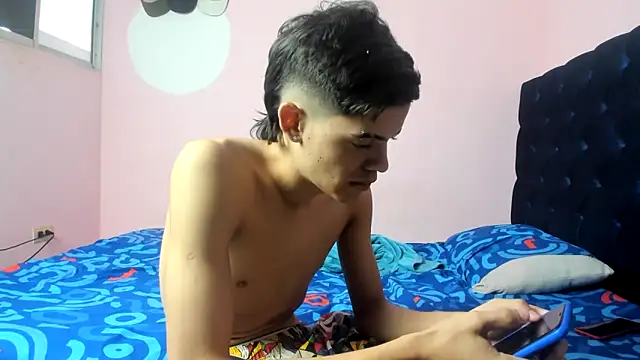 Snapshot of Latinos_2001 chatting on March 2026 12:33:01 PM Latinos 2001 online show from March 2026 12:33:01 PM