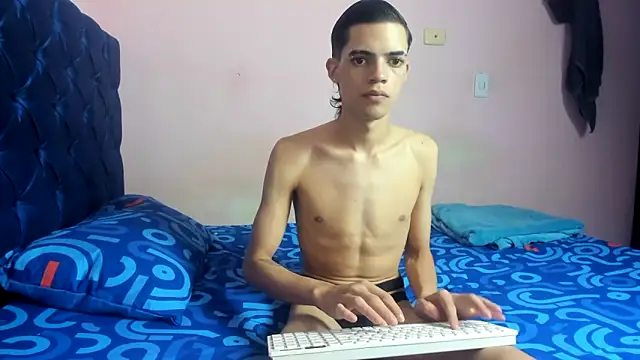 Snapshot of Latinos_2001 chatting on March 2026 12:38:01 AM Latinos 2001 online show from March 2026 12:38:01 AM