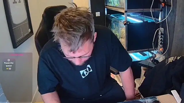 Snapshot of justinitt chatting on February 2025 05:37:01 PM justinitt online show from February 2025 05:37:01 PM