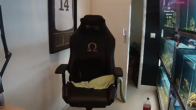 Snapshot of justinitt chatting on February 2025 03:04:02 PM justinitt online show from February 2025 03:04:02 PM