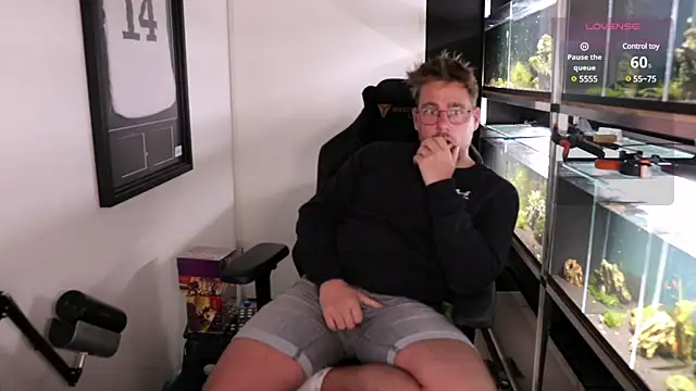 Snapshot of justinitt chatting on March 2025 10:02:02 PM justinitt online show from March 2025 10:02:02 PM