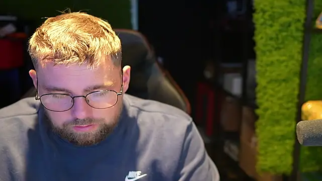 Snapshot of justinitt chatting on September 2025 02:28:01 PM justinitt online show from September 2025 02:28:01 PM