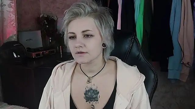 Snapshot of EvaBrownie chatting on January 2025 11:51:02 AM EvaBrownie online show from January 2025 11:51:02 AM