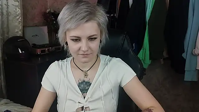 Snapshot of EvaBrownie chatting on February 2025 12:35:02 PM EvaBrownie online show from February 2025 12:35:02 PM