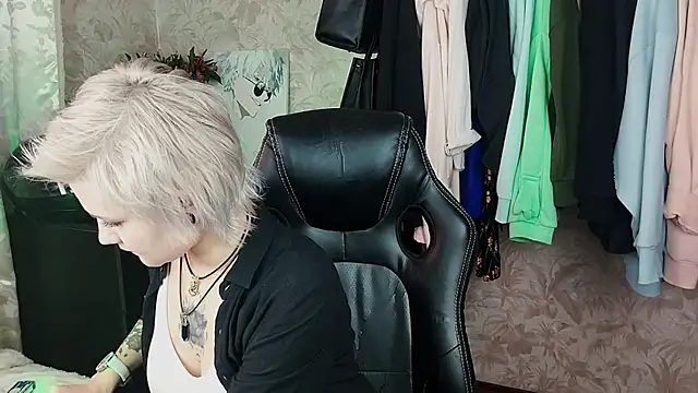 Snapshot of EvaBrownie chatting on February 2025 09:57:02 AM EvaBrownie online show from February 2025 09:57:02 AM