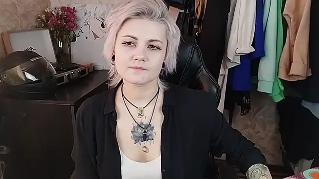 Snapshot of EvaBrownie chatting on February 2025 10:18:01 AM EvaBrownie online show from February 2025 10:18:01 AM