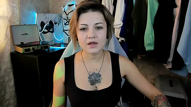 Snapshot of EvaBrownie chatting on September 2025 10:49:01 AM EvaBrownie online show from September 2025 10:49:01 AM