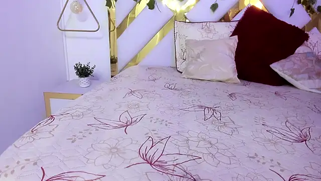 Snapshot of Christal_Golden chatting on January 2025 06:57:01 PM Christal Golden online show from January 2025 06:57:01 PM