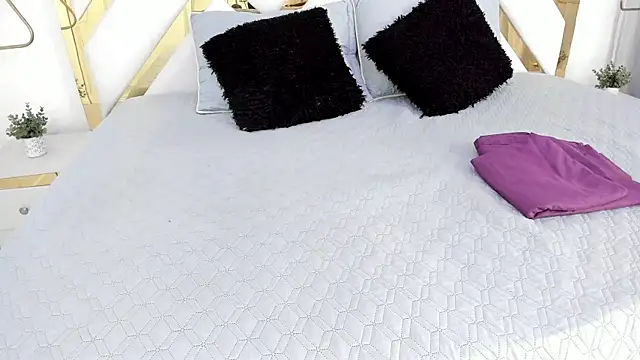 Snapshot of Christal_Golden chatting on February 2025 01:24:01 AM Christal Golden online show from February 2025 01:24:01 AM