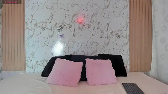 Snapshot of Christal_Golden chatting on December 2025 08:40:01 PM Christal Golden online show from December 2025 08:40:01 PM