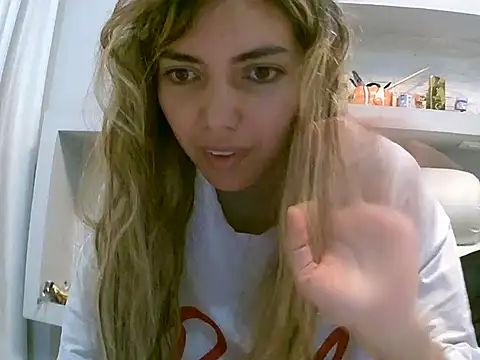 VittoriaTaylor online show from May 2026 10:48:01 PM