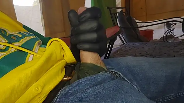 Snapshot of bwcbeat83 chatting on December 2025 11:46:02 PM bwcbeat83 online show from December 2025 11:46:02 PM