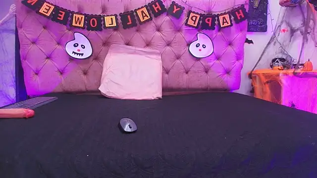 Auroraa miller online show from October 2025 11:55:01 AM