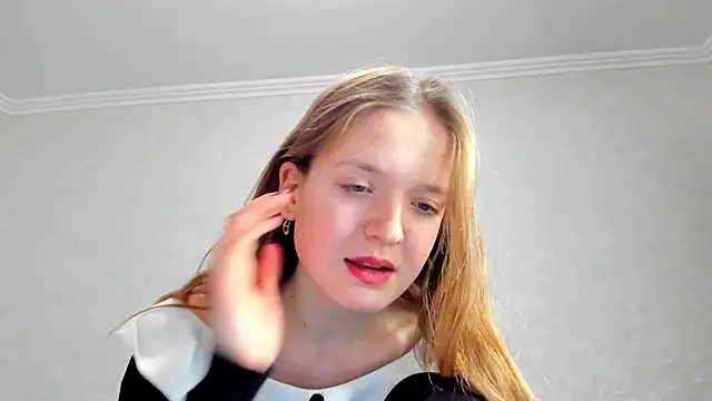 Snapshot of SaraCain chatting on January 2025 01:55:02 PM SaraCain online show from January 2025 01:55:02 PM