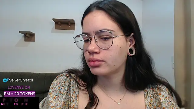 Snapshot of crystalll_room chatting on September 2025 02:56:02 AM crystalll room online show from September 2025 02:56:02 AM