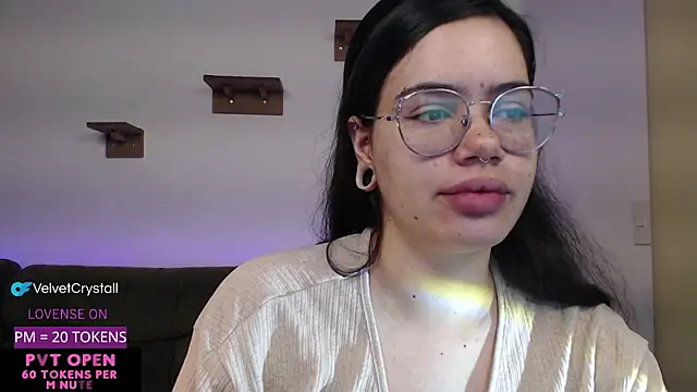 Snapshot of crystalll_room chatting on November 2025 04:12:02 AM crystalll room online show from November 2025 04:12:02 AM