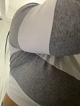 Miia Jazmin online show from November 2025 05:12:01 PM