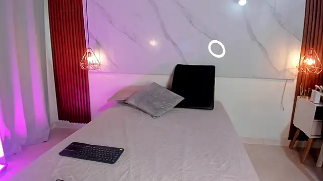 isabella zc online show from December 2025 07:40:02 PM