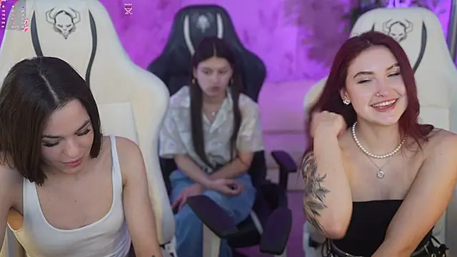 Roxi Twix online show from March 2025 06:54:01 PM