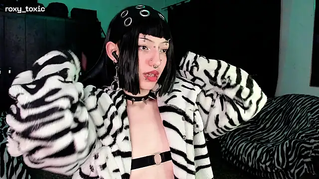 roxy toxic online show from November 2025 02:20:01 AM