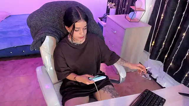 Nicole Foxx  online show from March 2025 08:08:02 PM