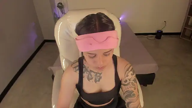 Nicole Foxx  online show from September 2025 07:51:02 PM