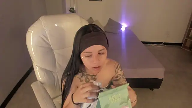 Nicole Foxx  online show from September 2025 08:47:02 PM