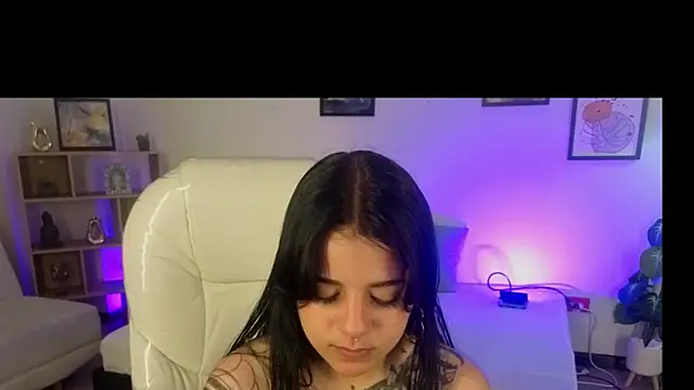 Nicole Foxx  online show from October 2025 03:24:01 PM