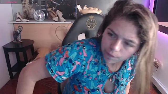 Snapshot of Kitten_Cam chatting on October 2025 02:15:01 AM Kitten Cam online show from October 2025 02:15:01 AM