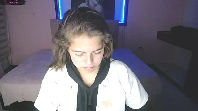 Snapshot of Kitten_Cam chatting on November 2025 01:17:02 AM Kitten Cam online show from November 2025 01:17:02 AM