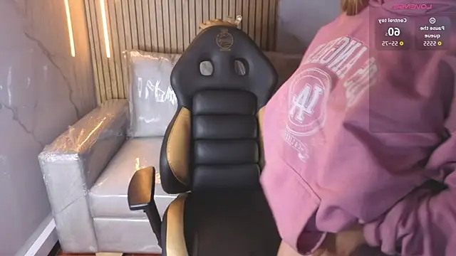 Snapshot of Kitten_Cam chatting on November 2025 04:36:01 AM Kitten Cam online show from November 2025 04:36:01 AM