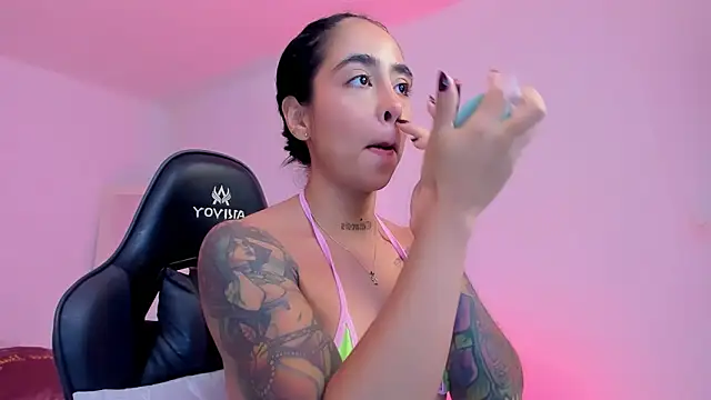 Snapshot of sophierooy22 chatting on June 2026 01:45:01 PM sophierooy22 online show from June 2026 01:45:01 PM