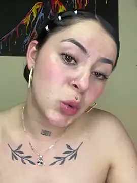 Snapshot of Emmie_Hot chatting on February 2025 10:26:01 PM Emmie Hot online show from February 2025 10:26:01 PM