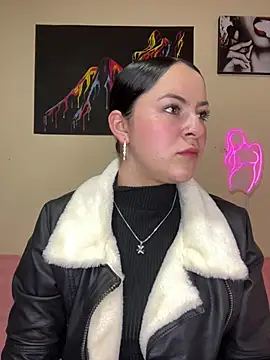 Snapshot of Emmie_Hot chatting on February 2025 12:01:02 PM Emmie Hot online show from February 2025 12:01:02 PM