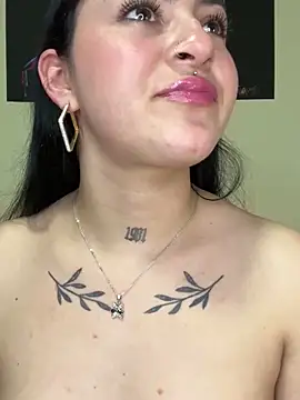 Snapshot of Emmie_Hot chatting on March 2025 03:34:01 PM Emmie Hot online show from March 2025 03:34:01 PM