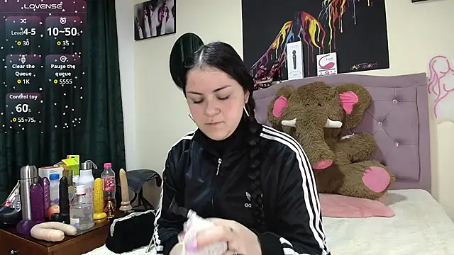 Snapshot of Emmie_Hot chatting on September 2025 12:06:01 PM Emmie Hot online show from September 2025 12:06:01 PM