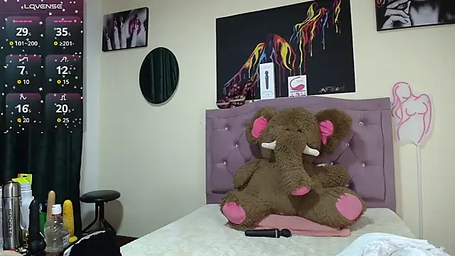 Snapshot of Emmie_Hot chatting on September 2025 12:17:01 PM Emmie Hot online show from September 2025 12:17:01 PM