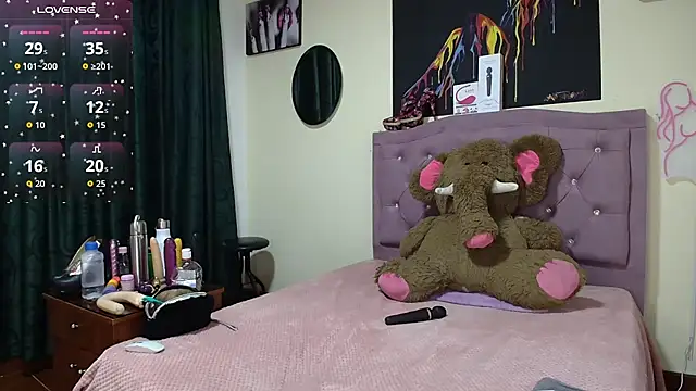 Snapshot of Emmie_Hot chatting on September 2025 12:10:02 PM Emmie Hot online show from September 2025 12:10:02 PM