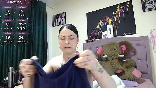 Snapshot of Emmie_Hot chatting on October 2025 12:02:02 PM Emmie Hot online show from October 2025 12:02:02 PM