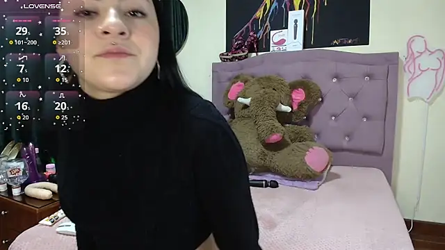 Snapshot of Emmie_Hot chatting on October 2025 12:02:02 PM Emmie Hot online show from October 2025 12:02:02 PM