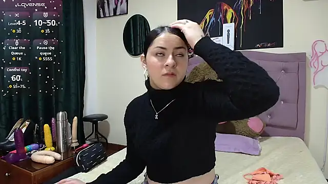 Snapshot of Emmie_Hot chatting on October 2025 12:17:01 PM Emmie Hot online show from October 2025 12:17:01 PM