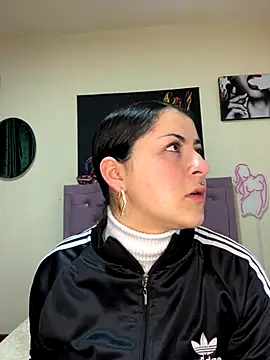 Snapshot of Emmie_Hot chatting on October 2025 01:03:02 PM Emmie Hot online show from October 2025 01:03:02 PM