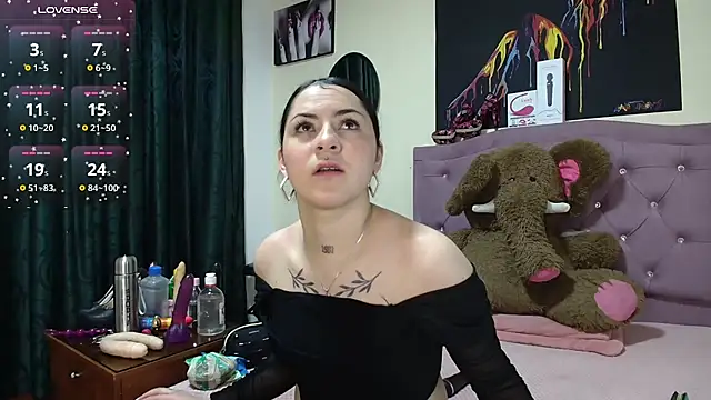 Snapshot of Emmie_Hot chatting on October 2025 12:05:02 PM Emmie Hot online show from October 2025 12:05:02 PM