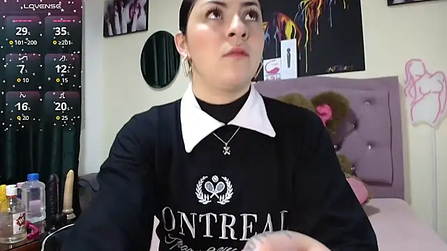 Snapshot of Emmie_Hot chatting on October 2025 12:01:02 PM Emmie Hot online show from October 2025 12:01:02 PM