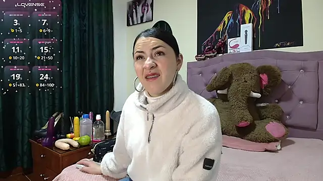 Snapshot of Emmie_Hot chatting on October 2025 12:13:02 PM Emmie Hot online show from October 2025 12:13:02 PM