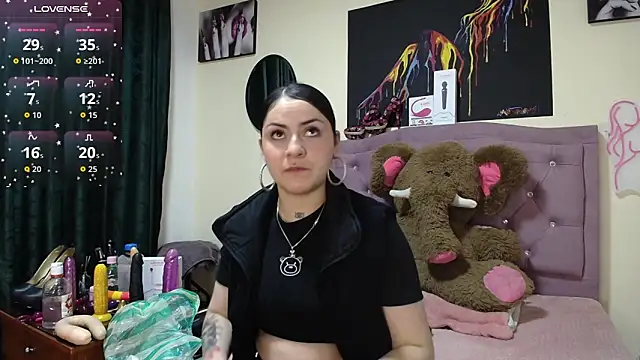 Snapshot of Emmie_Hot chatting on October 2025 12:06:01 PM Emmie Hot online show from October 2025 12:06:01 PM