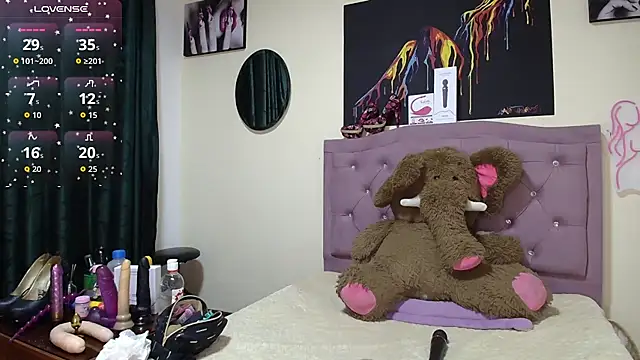 Snapshot of Emmie_Hot chatting on November 2025 12:17:01 PM Emmie Hot online show from November 2025 12:17:01 PM