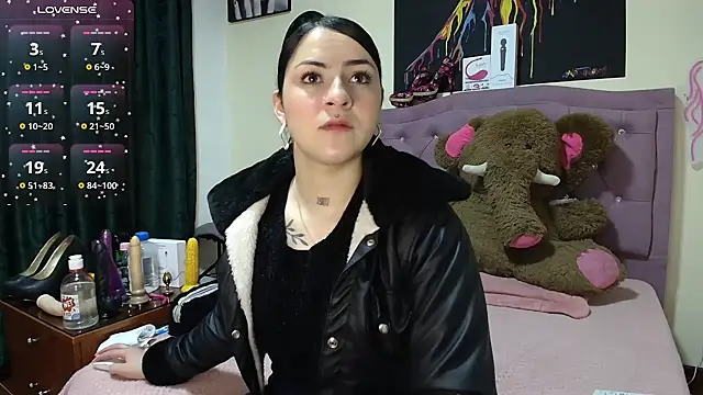 Snapshot of Emmie_Hot chatting on November 2025 12:04:01 PM Emmie Hot online show from November 2025 12:04:01 PM