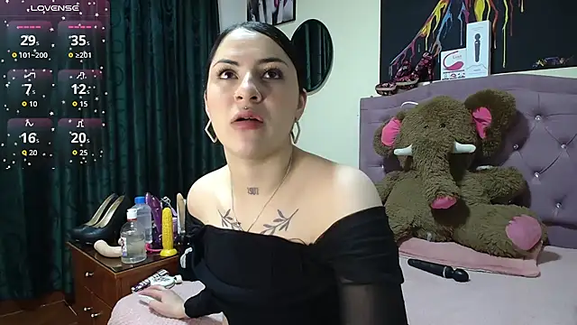 Snapshot of Emmie_Hot chatting on November 2025 12:15:02 PM Emmie Hot online show from November 2025 12:15:02 PM