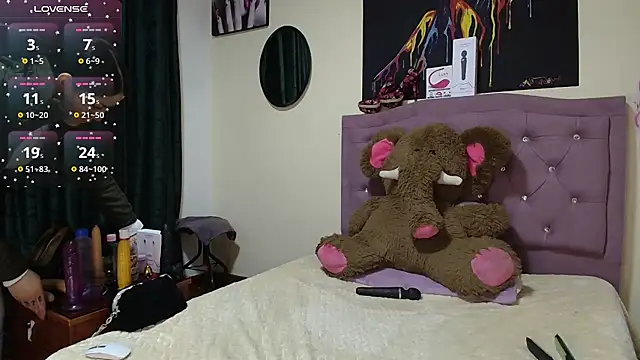 Snapshot of Emmie_Hot chatting on November 2025 12:05:01 PM Emmie Hot online show from November 2025 12:05:01 PM